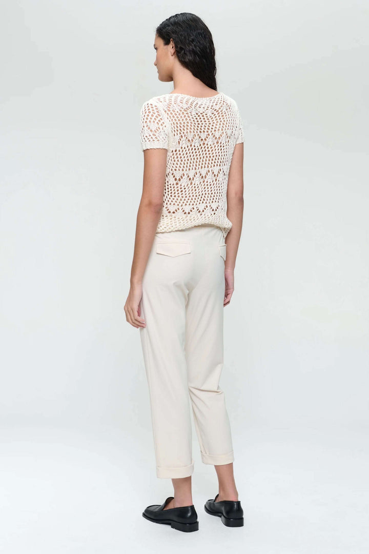 Femme vue de dos portant un pantalon droit Irena avec un top en crochet, style élégant et décontracté.