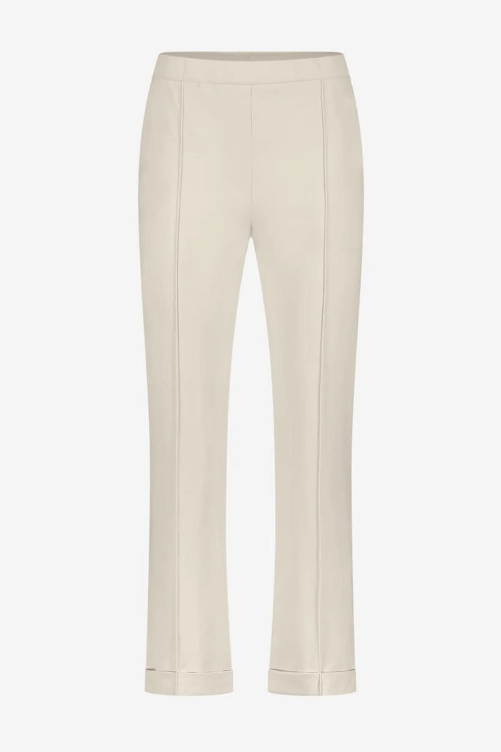Pantalon Irena droit à revers, élégant et confortable, en tissu extensible de couleur beige.