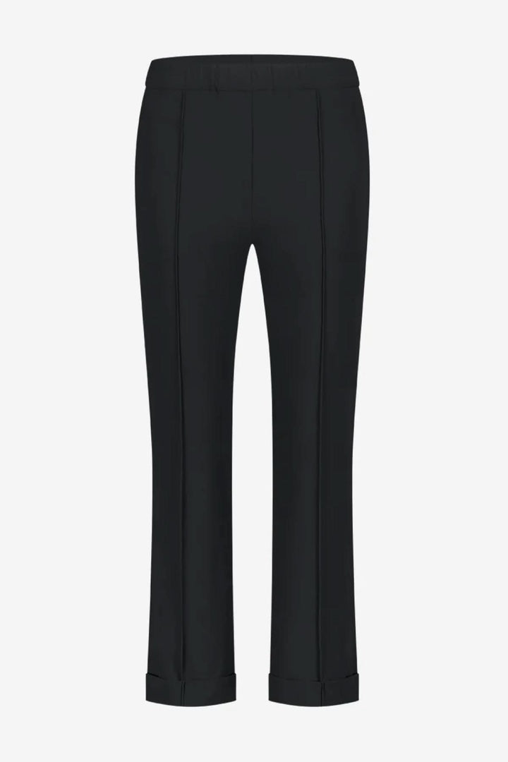 Pantalon Irena noir à revers, coupe droite et jambe pleine longueur, élégant et confortable.