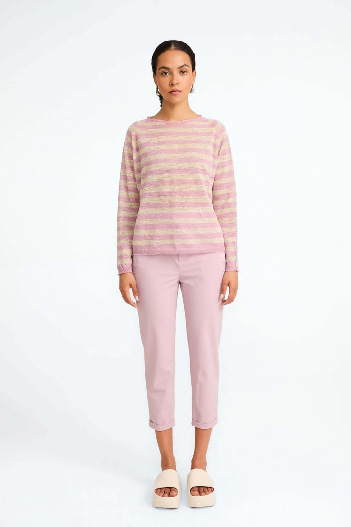 Femme portant le pantalon Lena, taille haute, coupe 7/8e avec un chandail rayé, style moderne et décontracté.