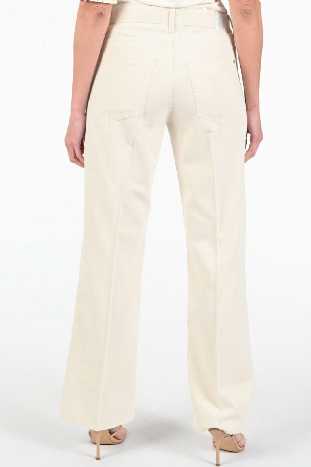 Pantalon MAINE lurex doré naturel, vue arrière de la coupe évasée et poches élégantes.