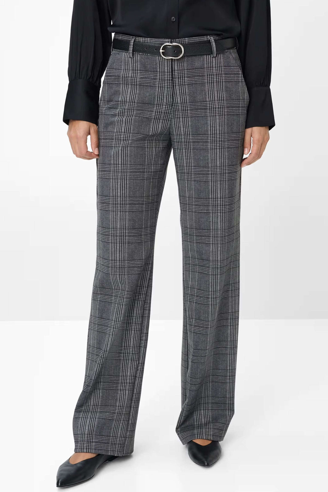 Pantalon Maine à carreaux, coupe ample et fluide, style élégant avec chemise noire et chaussures pointues pour un look chic et raffiné.