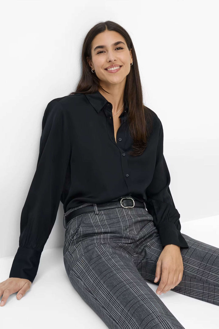 Femme portant Pantalon Maine à carreaux avec chemise noire élégante.