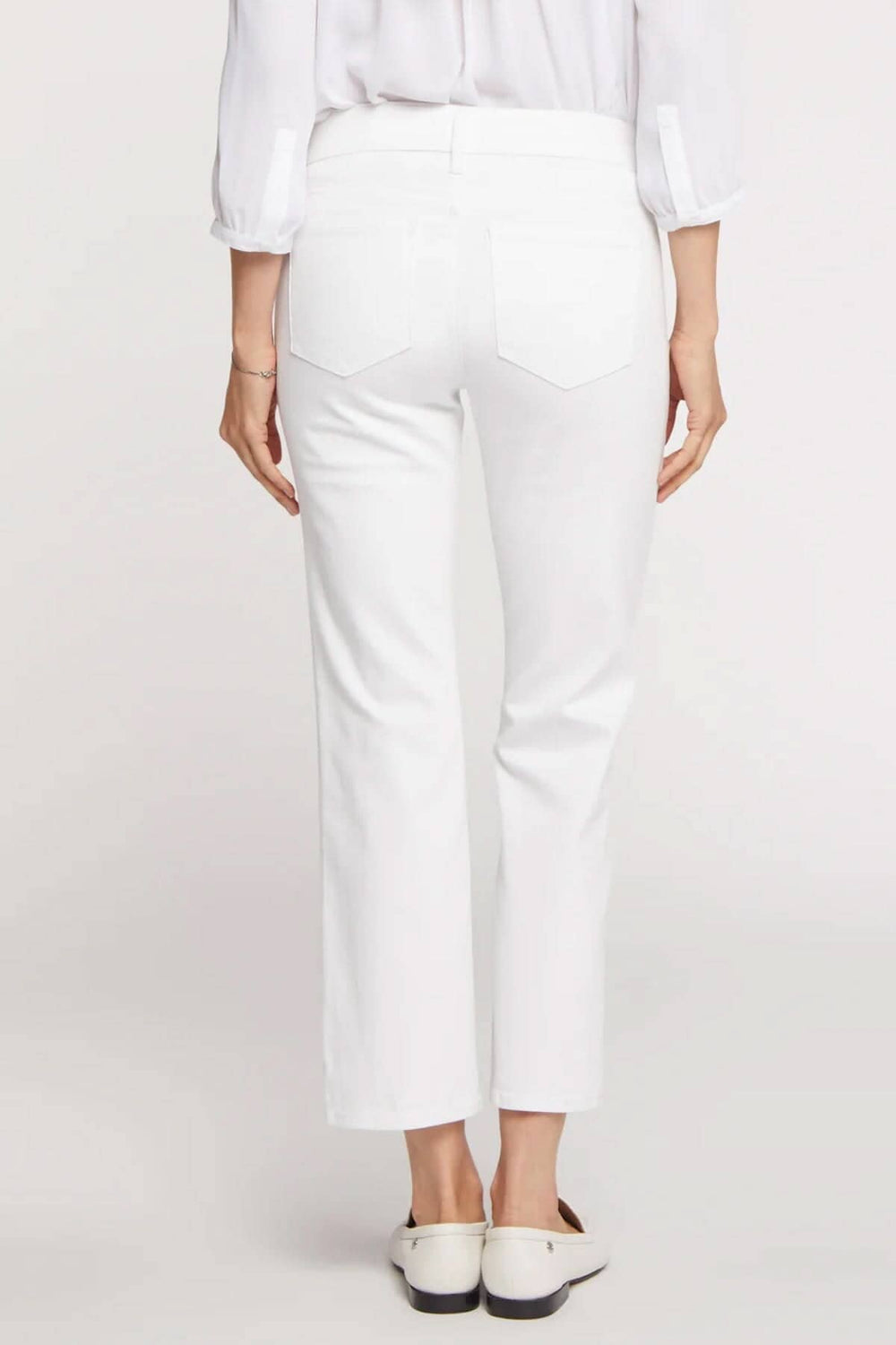 Vue arrière du pantalon Marilyn blanc, coupe classique avec poches et longueur cheville.