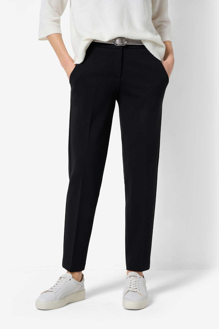 Pantalon noir avec poches, coupe fuselée pour femme, parfait pour tenues décontractées et confortables.