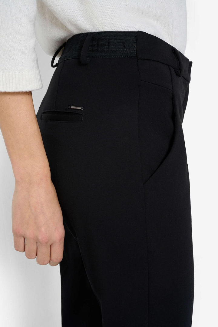 Pantalon noir avec taille élastique et poches, idéal pour des tenues décontractées et élégantes.