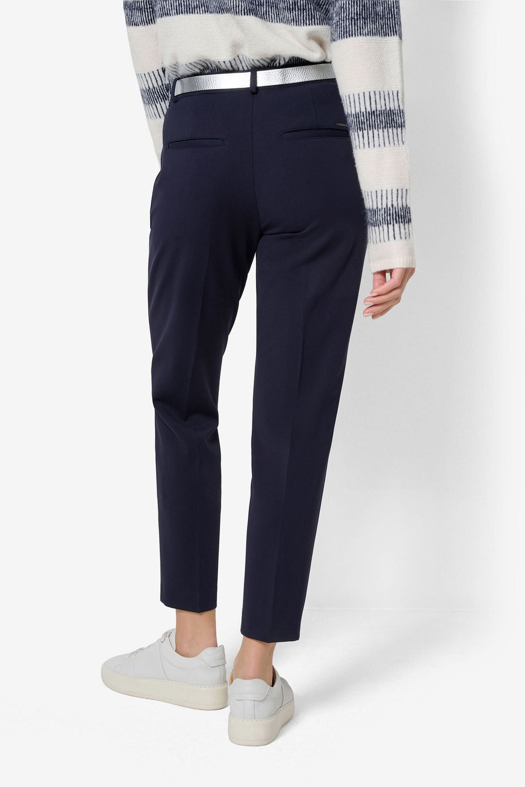 Pantalon chino 7/8 femme navy avec élastique, poches stylisées, parfait pour tenues décontractées.