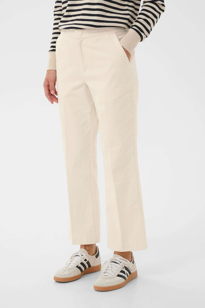 Femme portant le Pantalon Mishas en velours côtelé coupe droite, accompagné d&