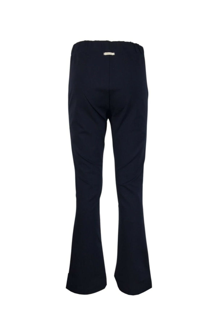 Pantalon Naoko avec taille élastique, coupe ajustée en haut et ample en bas, vue arrière sur fond blanc.