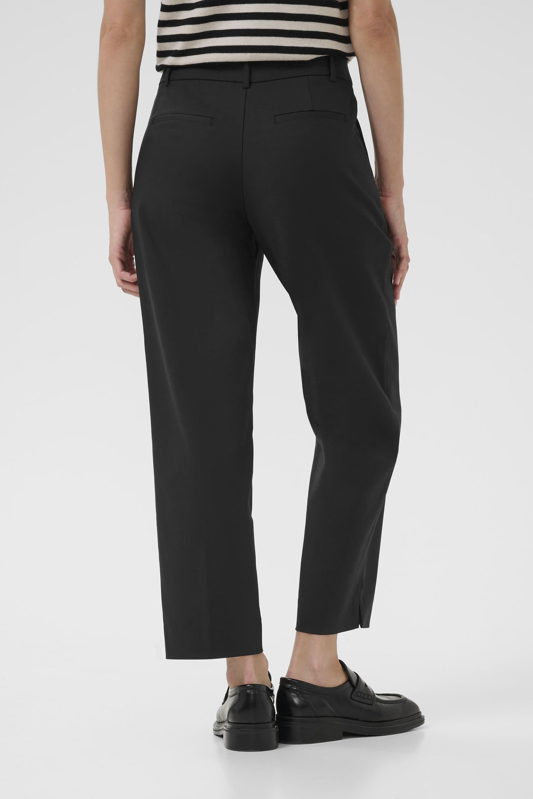 Vue arrière du pantalon Neyana, coupe droite noire, longueur cheville, idéal pour le bureau ou le weekend.