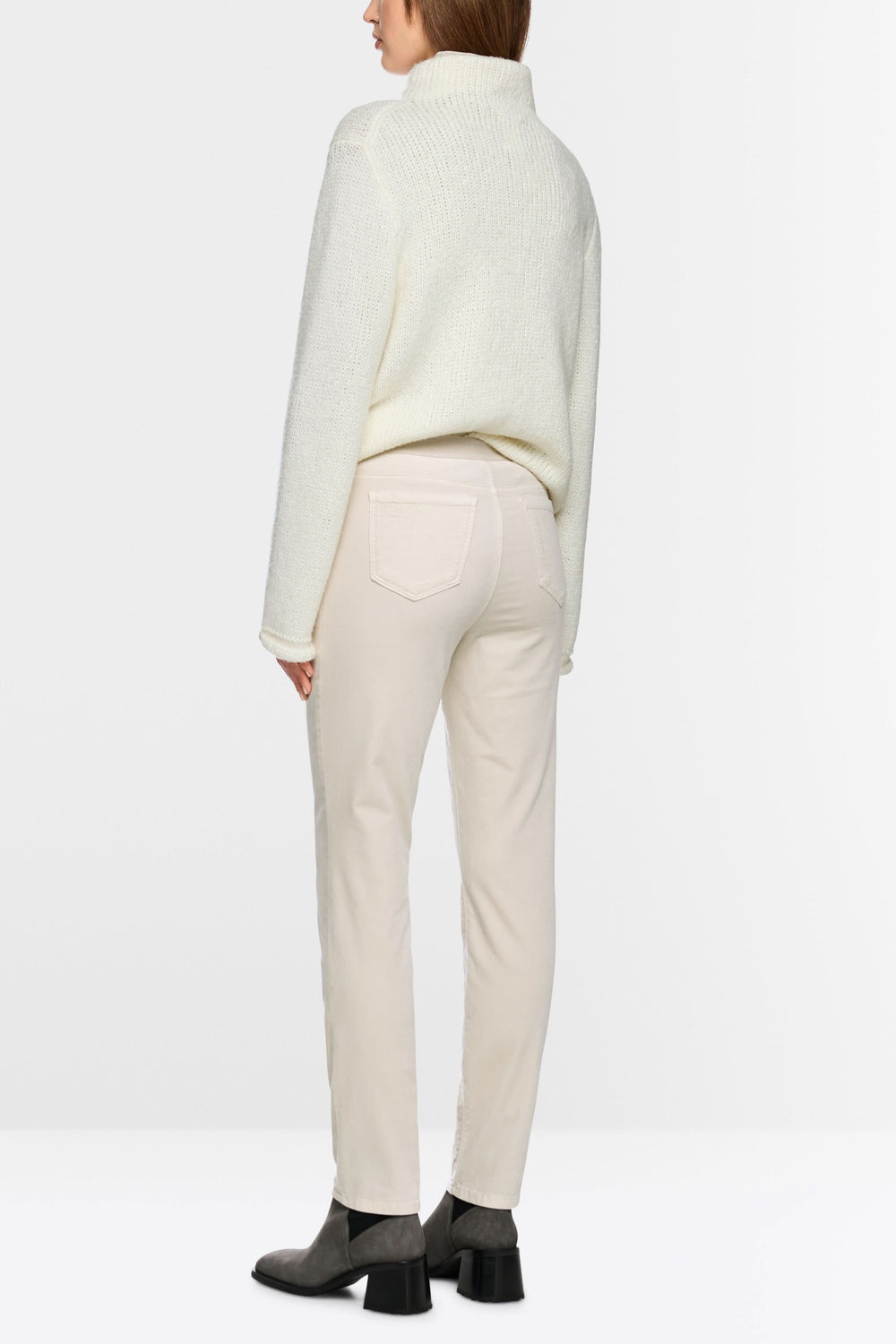 Pantalon Siena à taille élastique en coton extensible, élégant et confortable, modèle ajusté, vue arrière, fausses poches visibles.