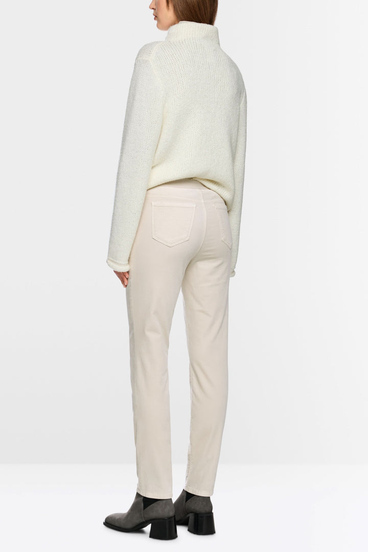 Pantalon Siena à taille élastique en coton extensible, élégant et confortable, modèle ajusté, vue arrière, fausses poches visibles.