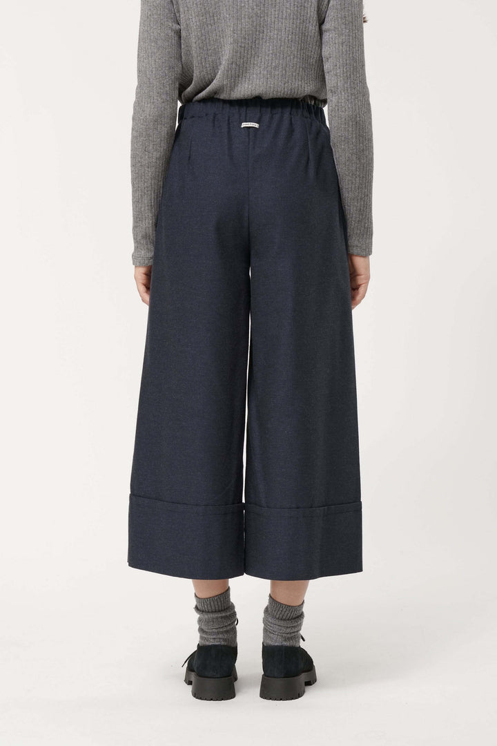 Pantalon Sophio ample façon culotte, dos élastique, look décontracté, style contemporain, couleur bleu marine.