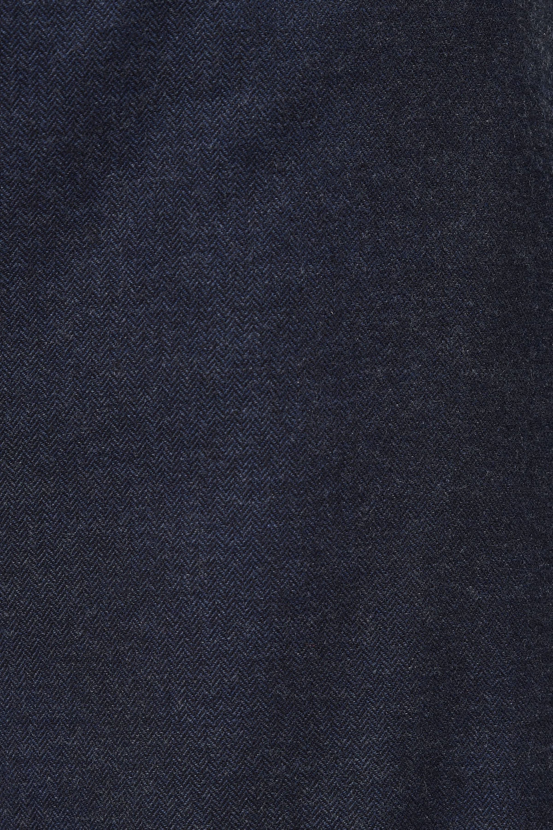 Tissu en denim bleu foncé avec motif en chevron, parfait pour des pantalons modernes et stylés.