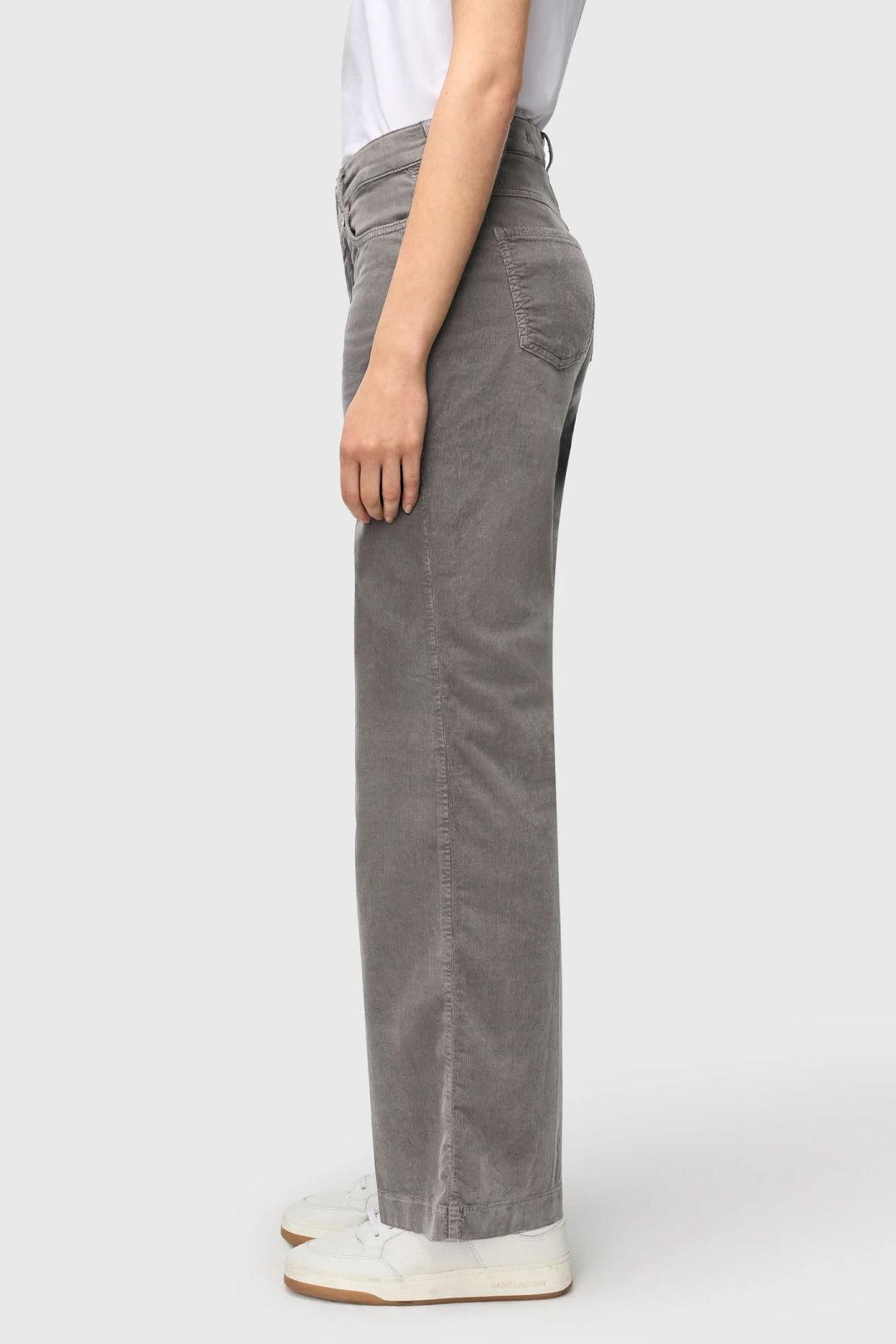 Alt Tag: Pantalon Wide en velours côtelé à jambe large, coupe moderne et décontractée, style automnal, décris moi le produit en français.