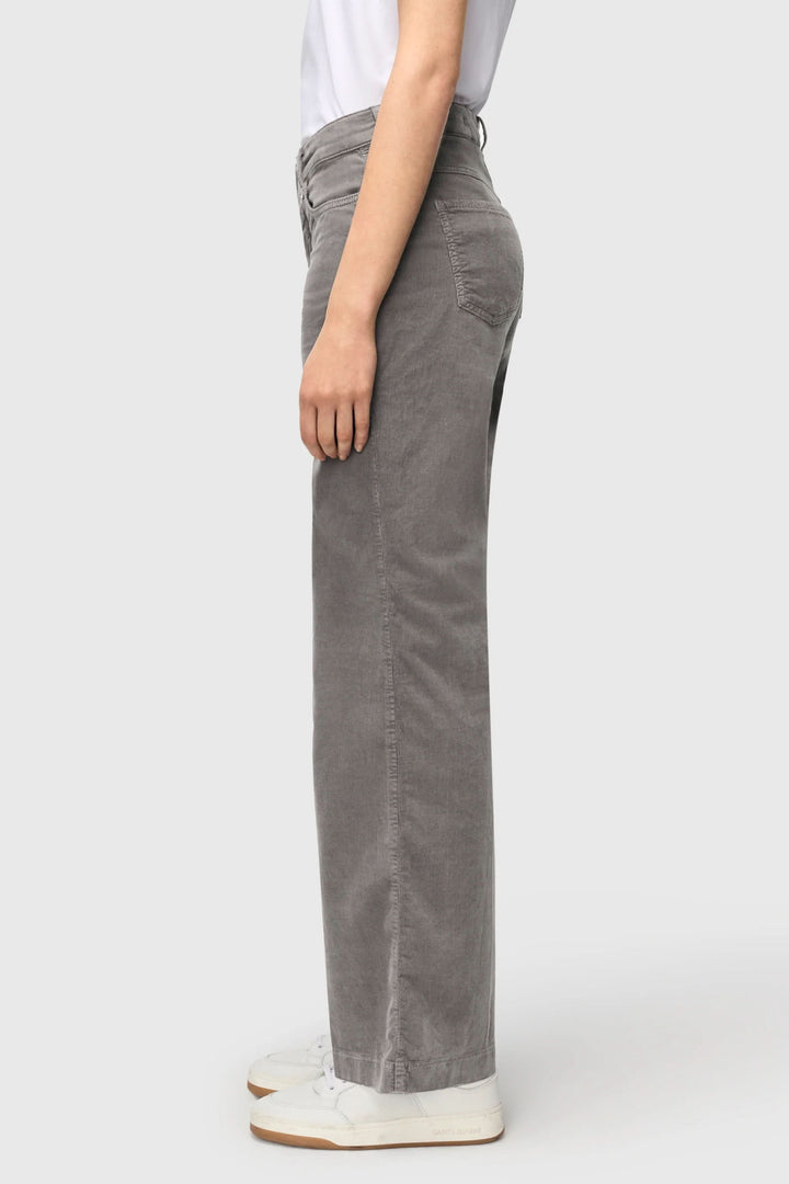Alt Tag: Pantalon Wide en velours côtelé à jambe large, coupe moderne et décontractée, style automnal, décris moi le produit en français.