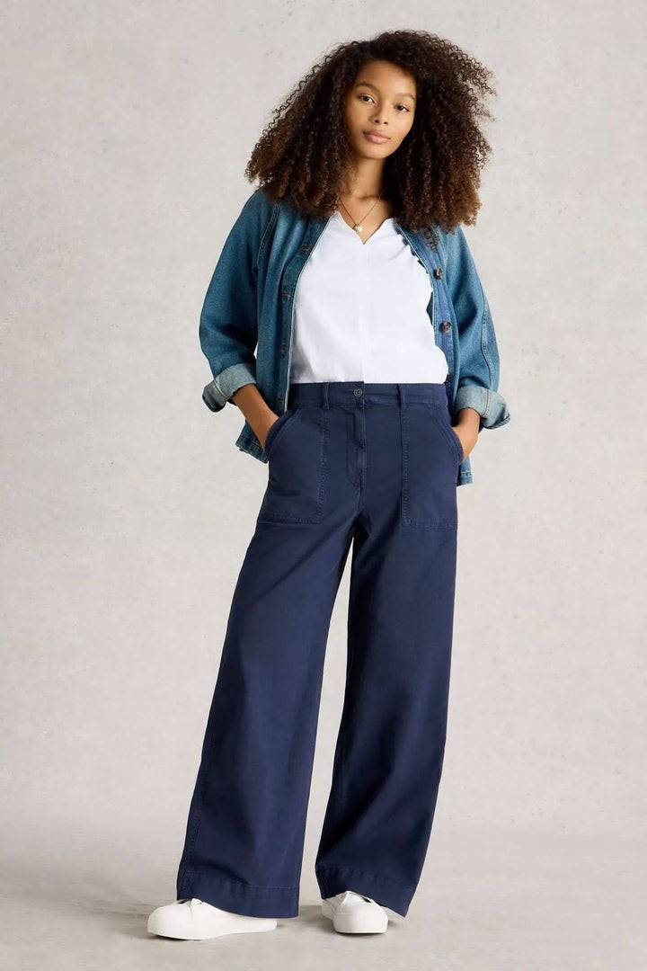 Pantalon ample à taille haute en tissu structuré, idéal pour une silhouette moderne et confortable. Portez-le avec une chemise légère pour un style équilibré.
