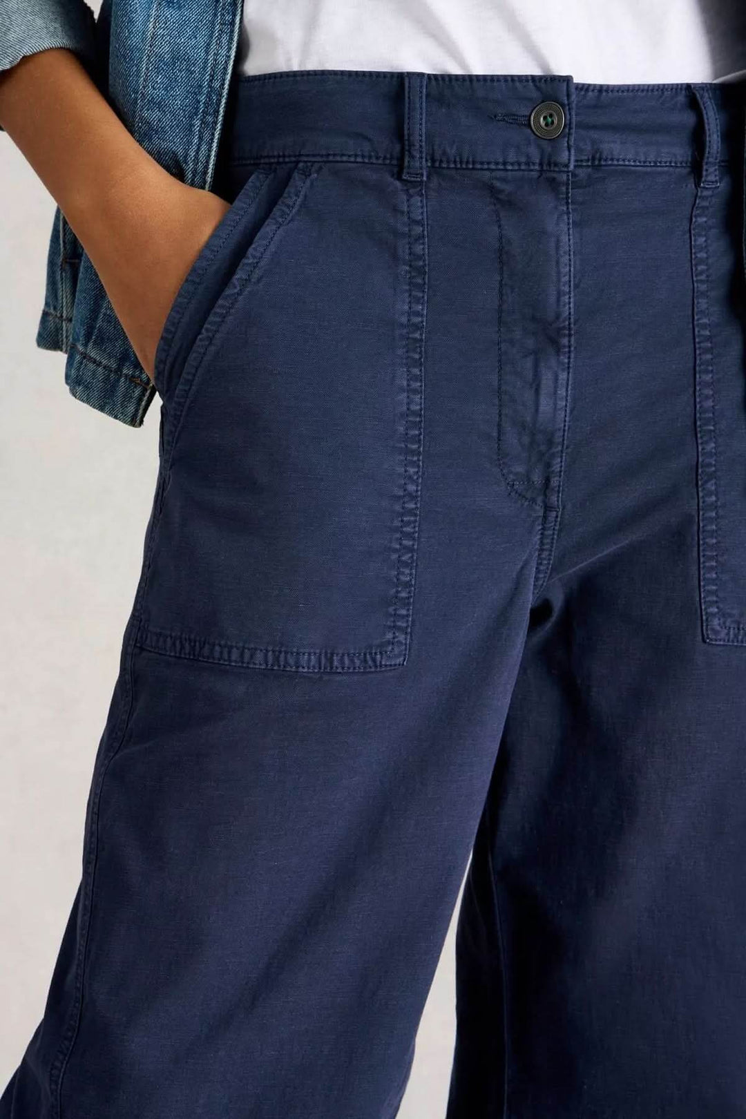 Pantalon ample bleu à taille haute offrant confort et élégance avec une coupe large et fluide. Idéal pour un look moderne.