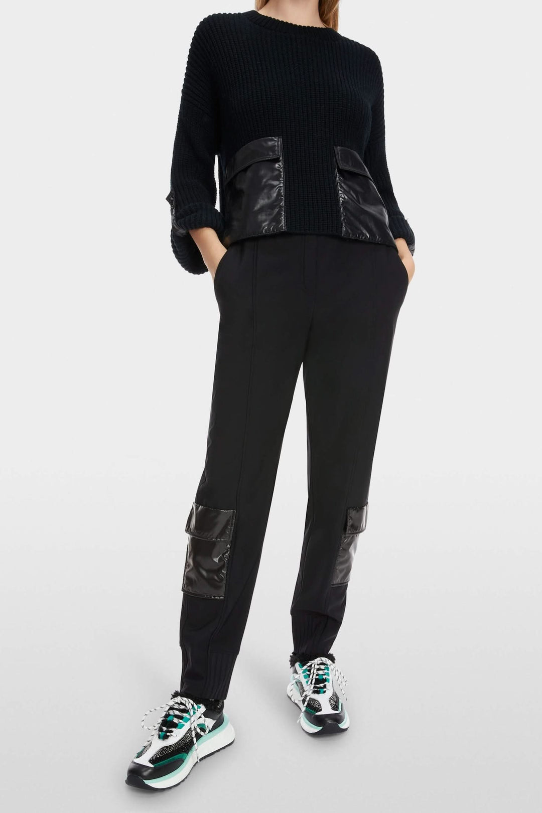 Pantalon noir avec poches en nylon et empiècements côtelés, idéal pour un look utilitaire décontracté.