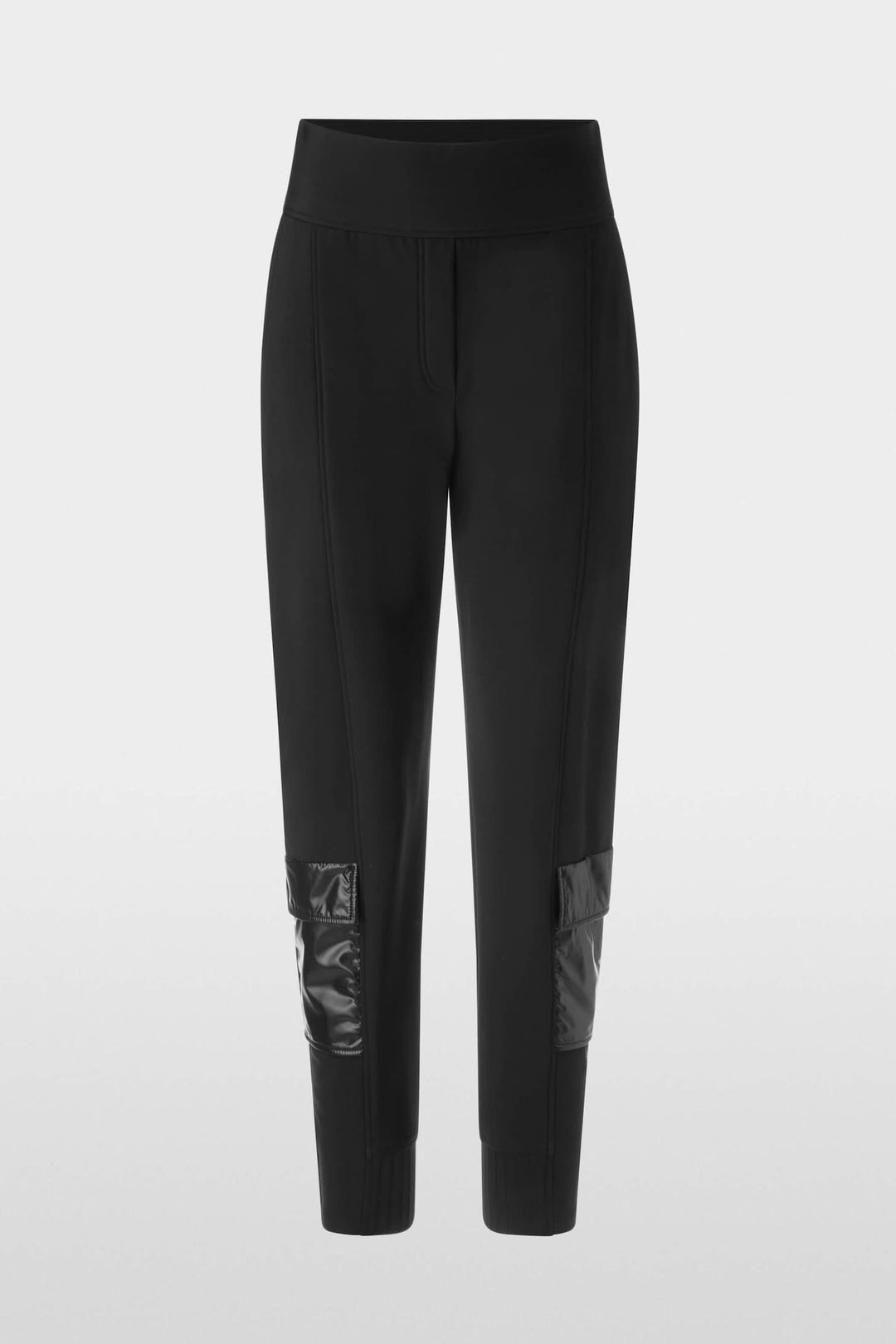 Pantalon noir avec poches en nylon, taille élastique et doublure en polar, style utilitaire décontracté.