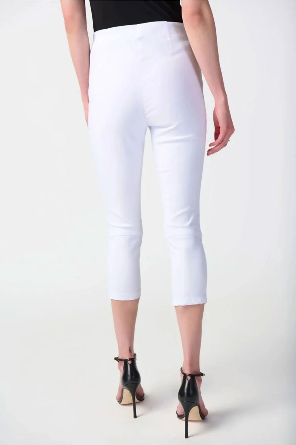 Vue arrière d'un pantalon capri blanc avec ceinture extensible et longueur 3/4, parfait pour un look élégant.