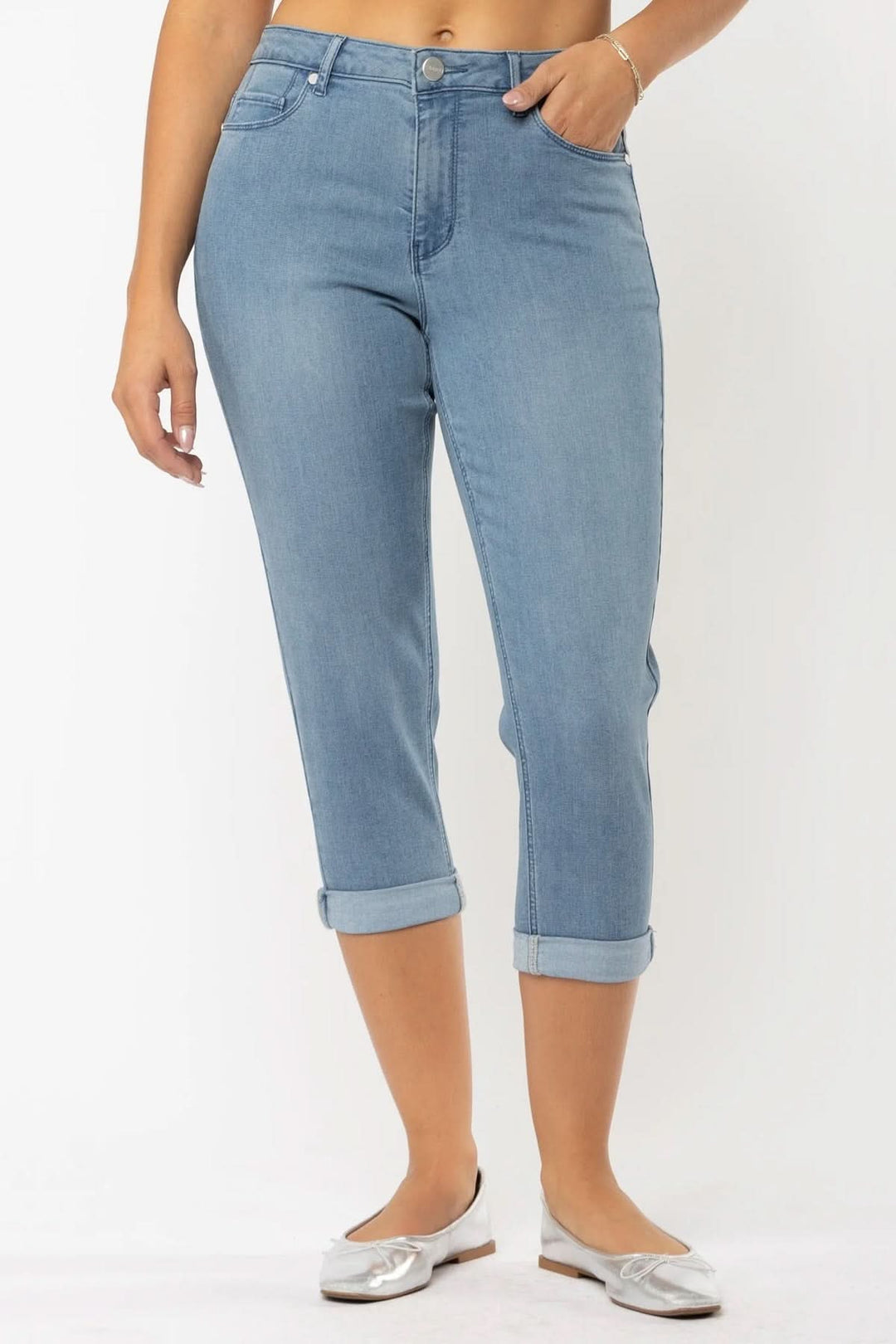 Pantalon capri extensible en denim bleu, ajusté avec revers cousu, idéal pour un look printanier décontracté.