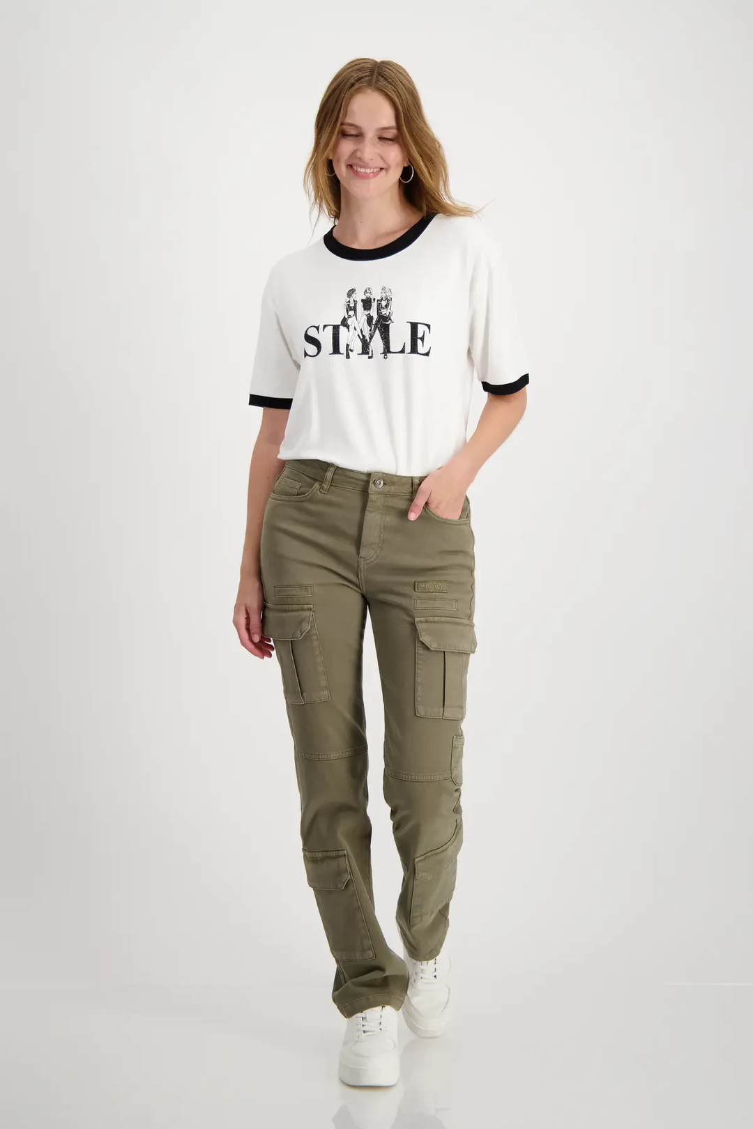 Femme portant un pantalon cargo kaki avec un t-shirt stylé, alliant confort et look moderne.