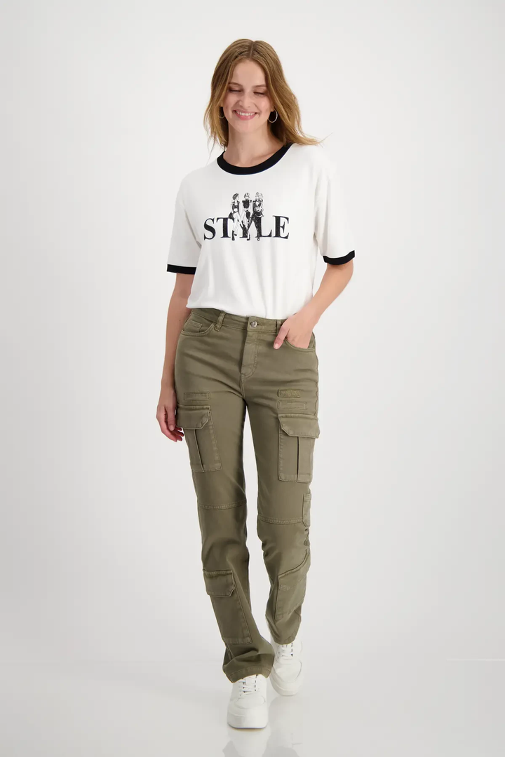 Femme portant un pantalon cargo kaki avec un t-shirt stylé, alliant confort et look moderne.
