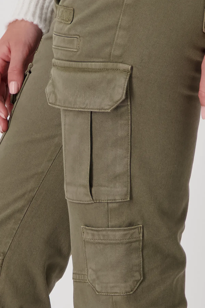 Pantalon cargo kaki avec poches utilitaires, offrant confort et style moderne pour un look décontracté.
