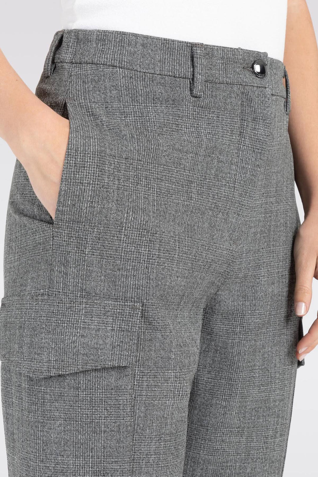 Pantalon cargo RACHEL en bi-stretch, coupe ample, poches plaquées grises, taille élastique, toucher doux.