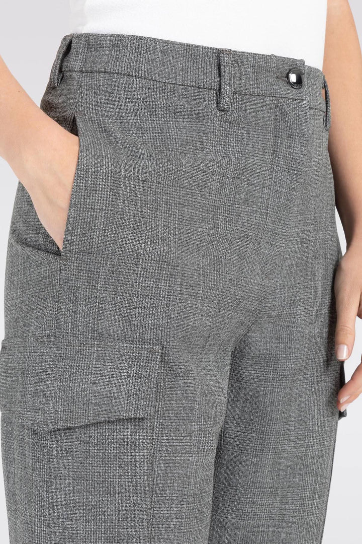 Pantalon cargo RACHEL en bi-stretch, coupe ample, poches plaquées grises, taille élastique, toucher doux.