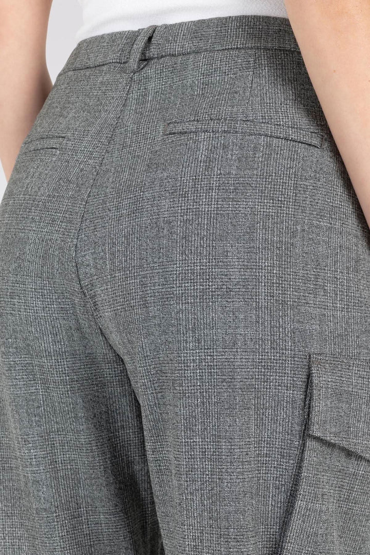 Détails sur le pantalon cargo RACHEL, vue arrière, avec poches et finition élégante en bi-stretch.