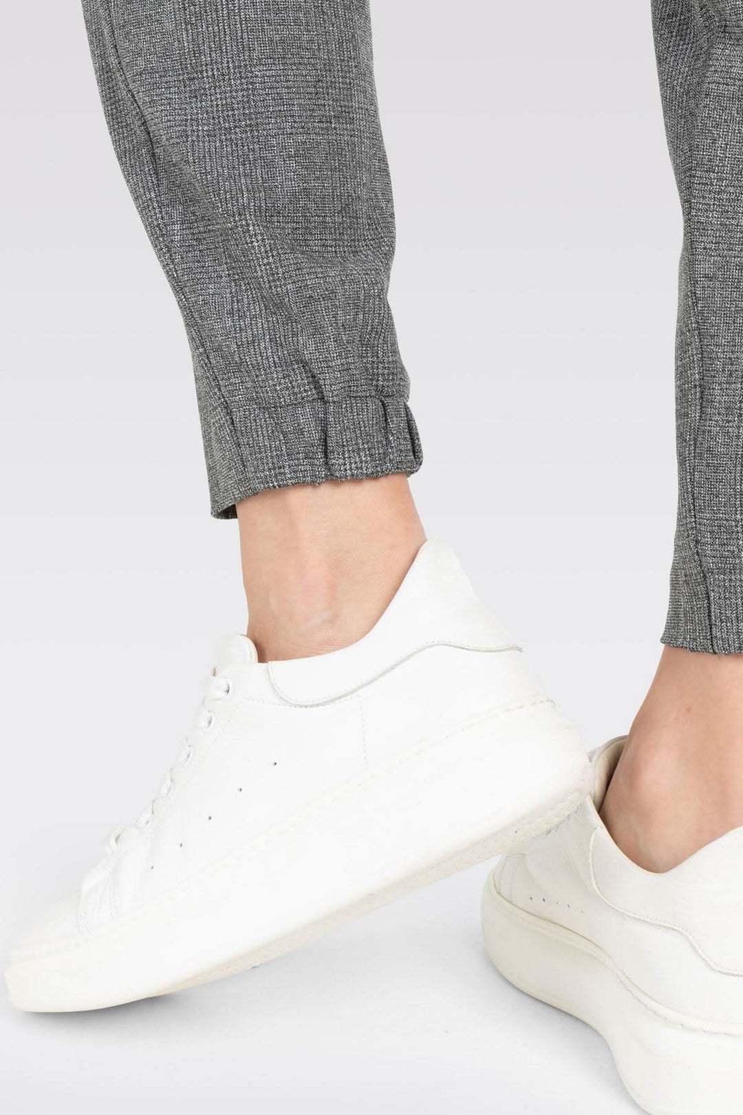 Pantalon cargo RACHEL gris avec jambe fuselée, porté avec des baskets blanches modernes.