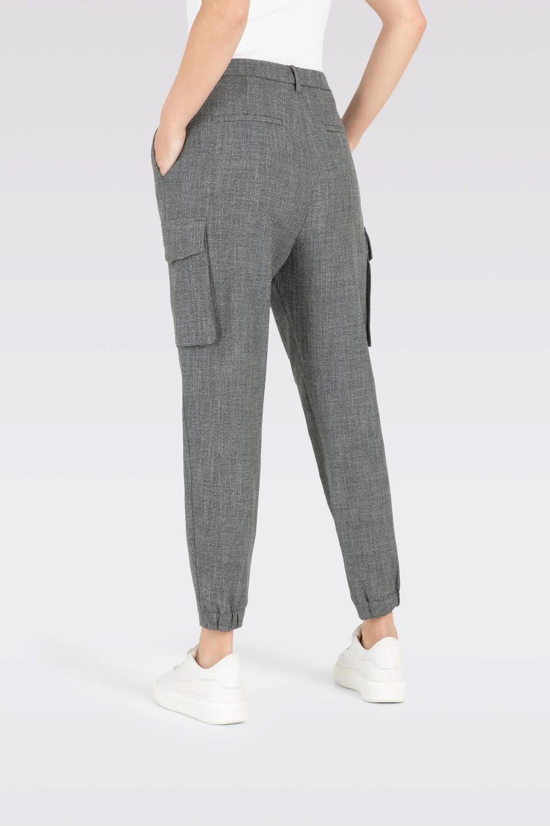 Pantalon cargo RACHEL gris, coupe fuselée, poches latérales, ceinture élastique, porté avec sneakers blanches.