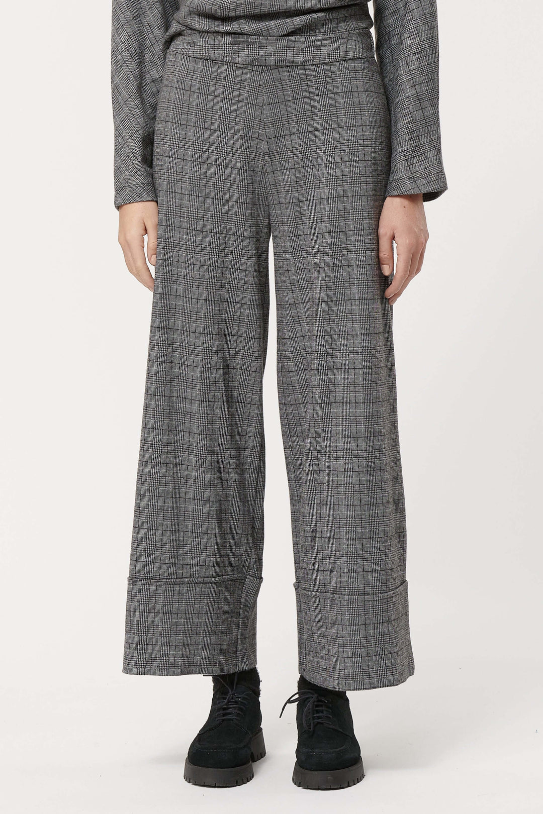 Pantalon à carreaux avec coupe large et taille haute, motif prince-de-galles élégant et fluide.