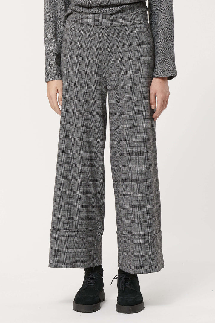 Pantalon à carreaux avec coupe large et taille haute, motif prince-de-galles élégant et fluide.