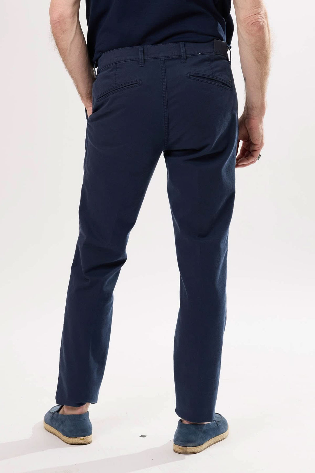 Pantalon chino bleu marine à coupe droite, porté par un homme, vue arrière, idéal pour look décontractés ou habillés.
