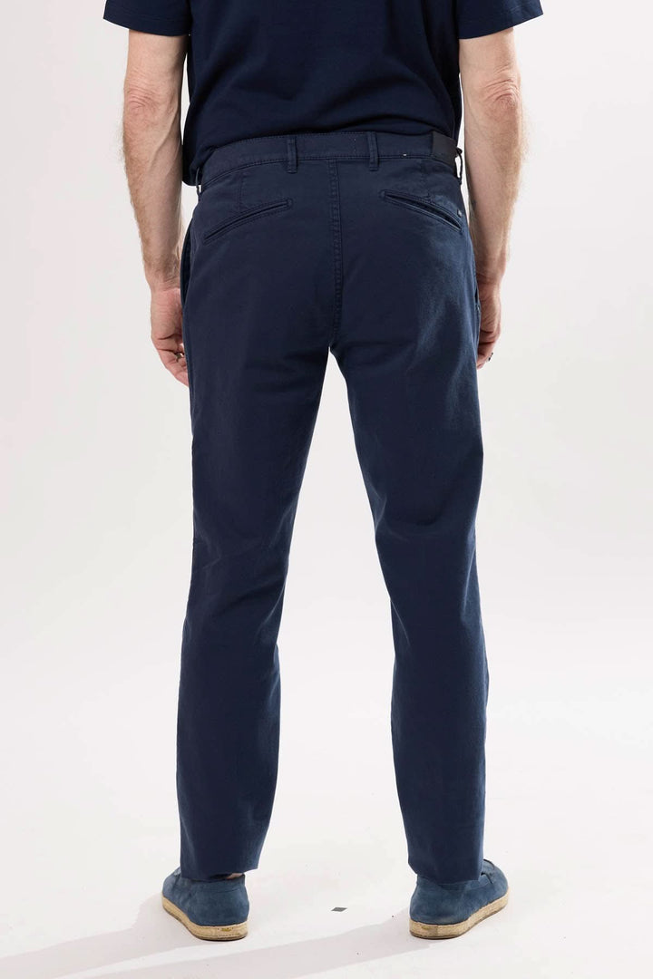 Pantalon chino bleu marine à coupe droite, vue arrière, idéal pour looks décontractés ou habillés.