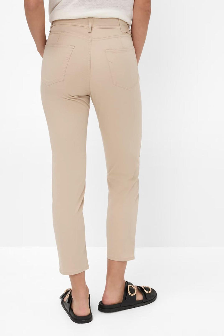 Pantalon chino MARY S ultra léger, coupe droite raccourcie, vue arrière, couleur beige.