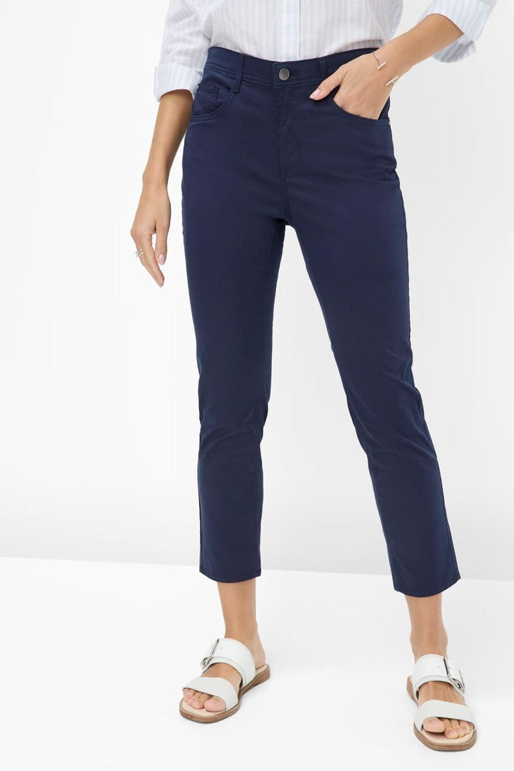 Pantalon chino MARY S ultra léger, coupe droite, couleur marine, porté avec des sandales, élégant et confortable.
