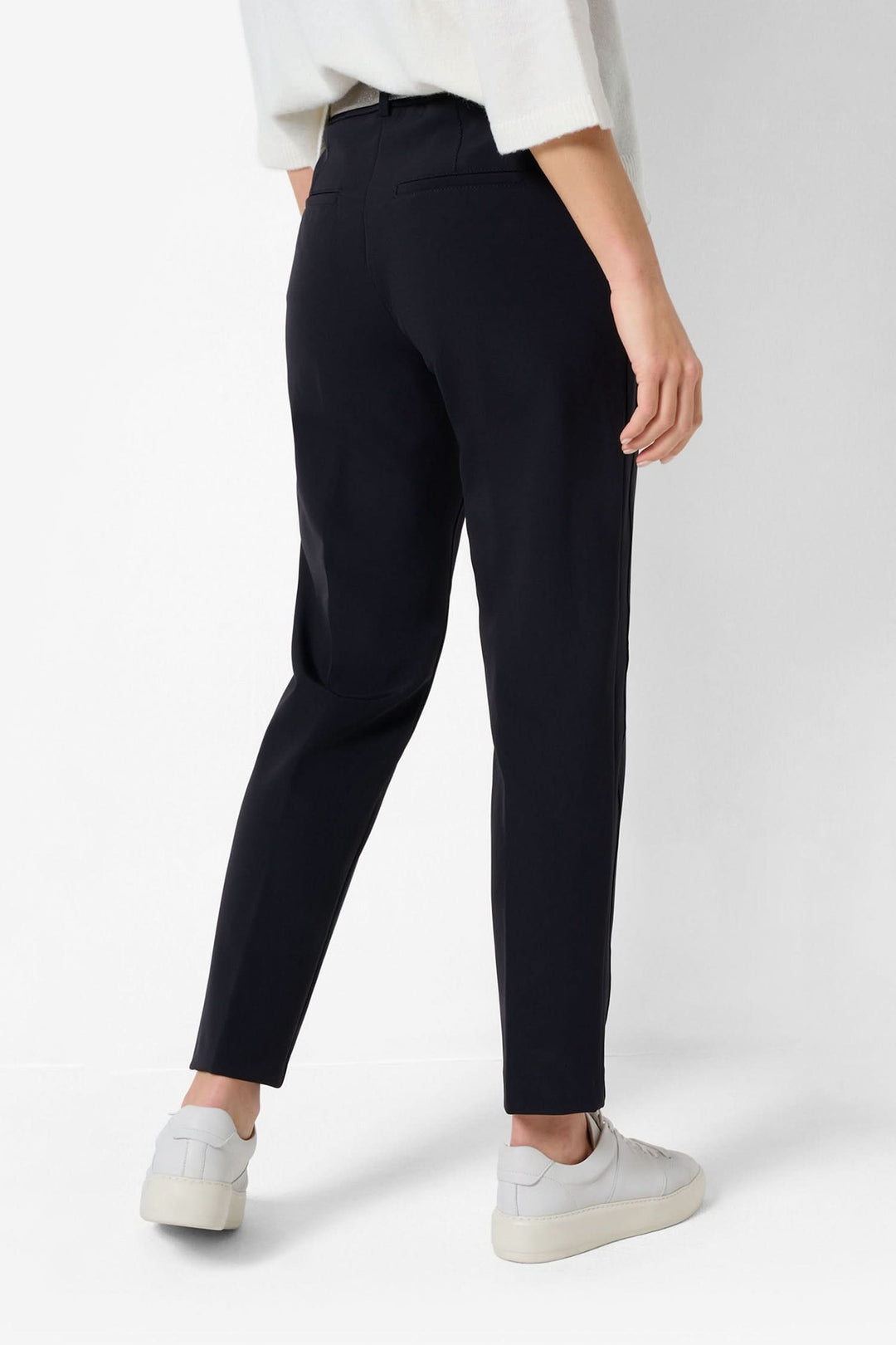 Pantalon chino Maron S pour femmes, coupe fuselée, confort et style décontracté en noir.