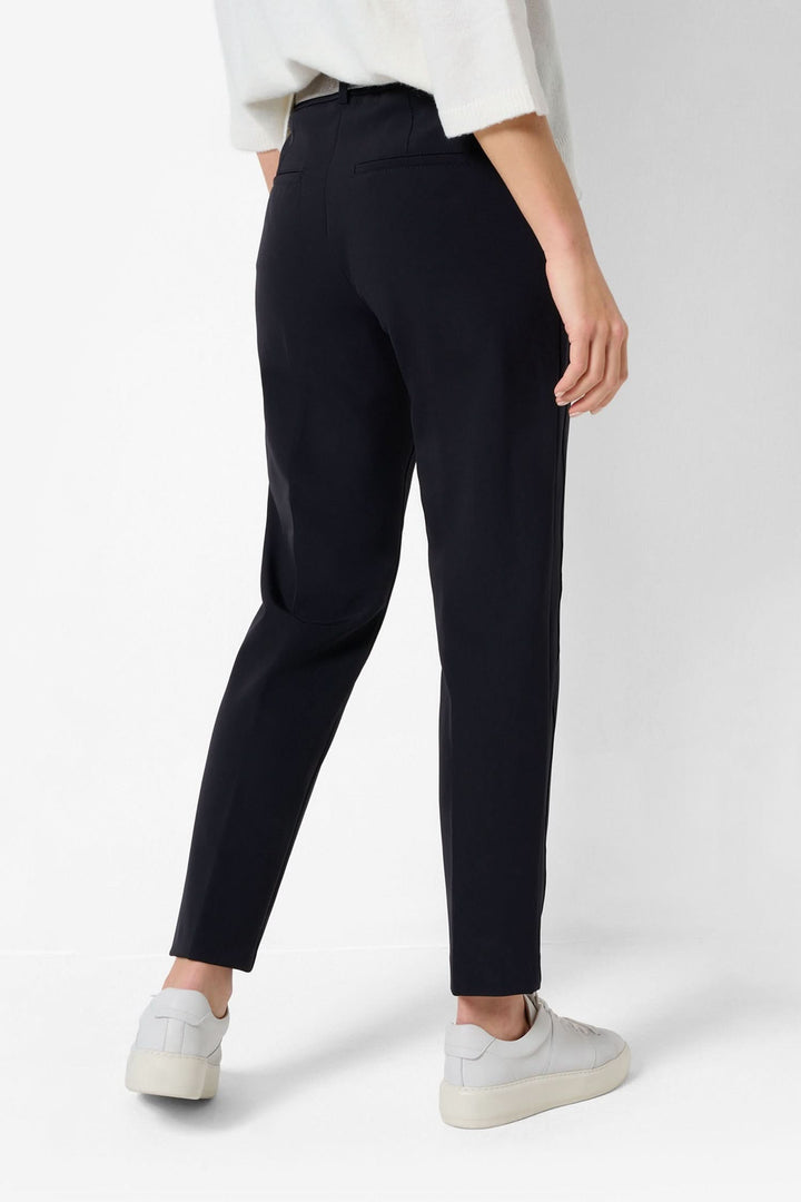 Pantalon chino Maron S pour femmes, coupe fuselée, confort et style décontracté en noir.