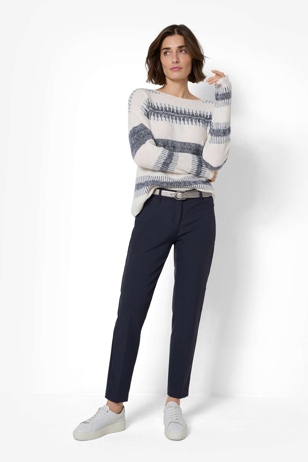 Femme portant un pull à motifs avec un pantalon chino Maron S, tenue décontractée, style élégant.