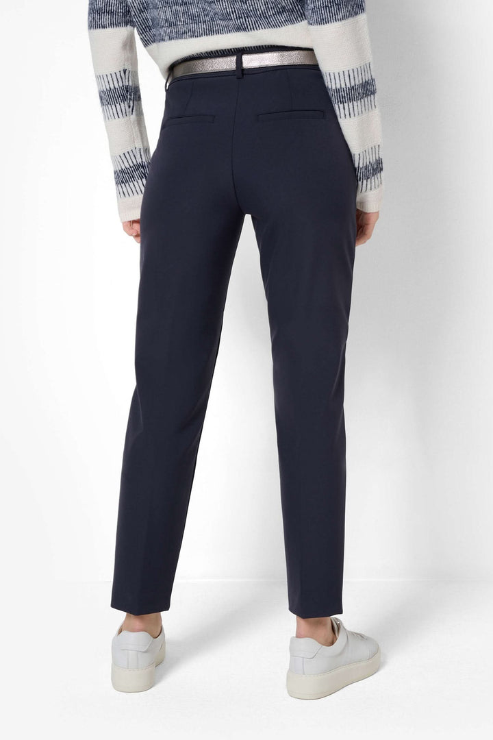 Pantalon chino Maron S pour femmes, coupe fuselée et taille basse, vu de dos.