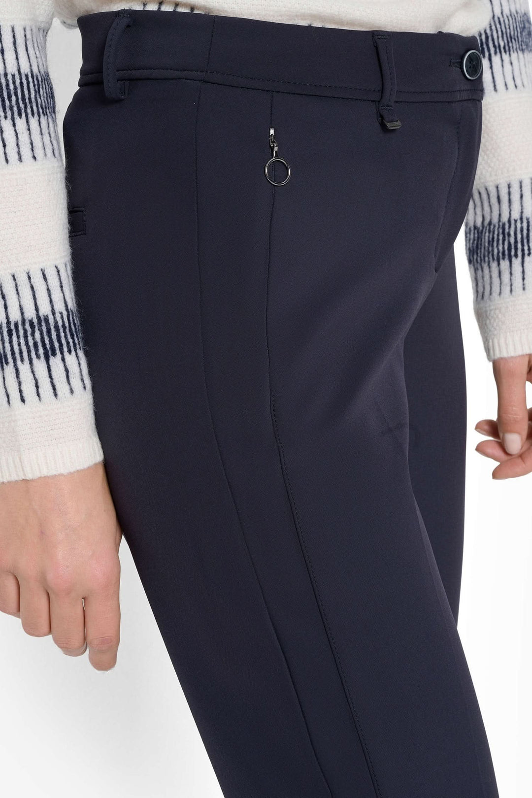 Pantalon chino Maron S pour femme, coupe fuselée et détails de poches pratiques, parfait pour une tenue décontractée.