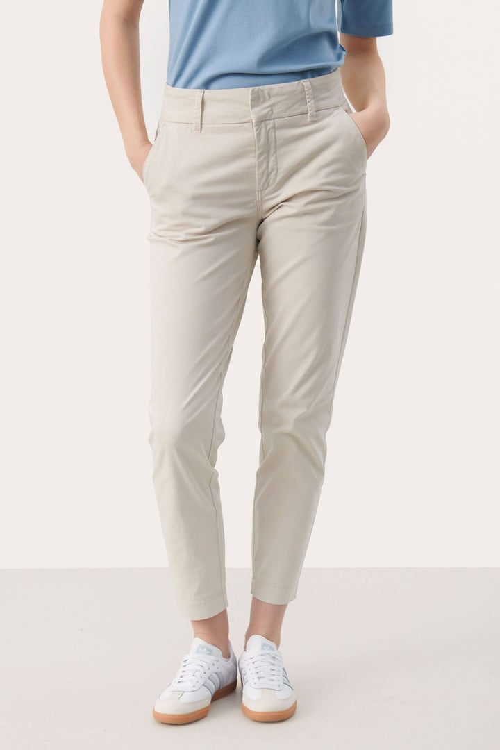 Pantalon chino Soffys beige avec coupe droite, poches, et taille classique, parfait pour un look décontracté.