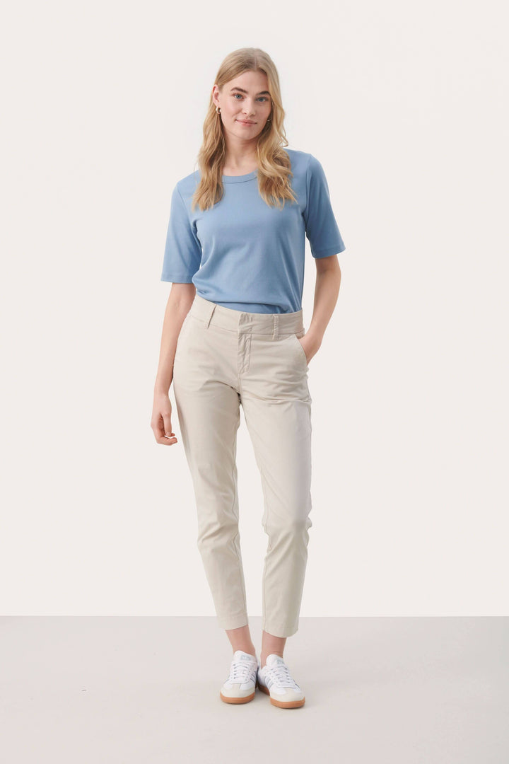 Pantalon chino Soffys avec coupe droite, taille classique et look décontracté, porté par une femme souriante.