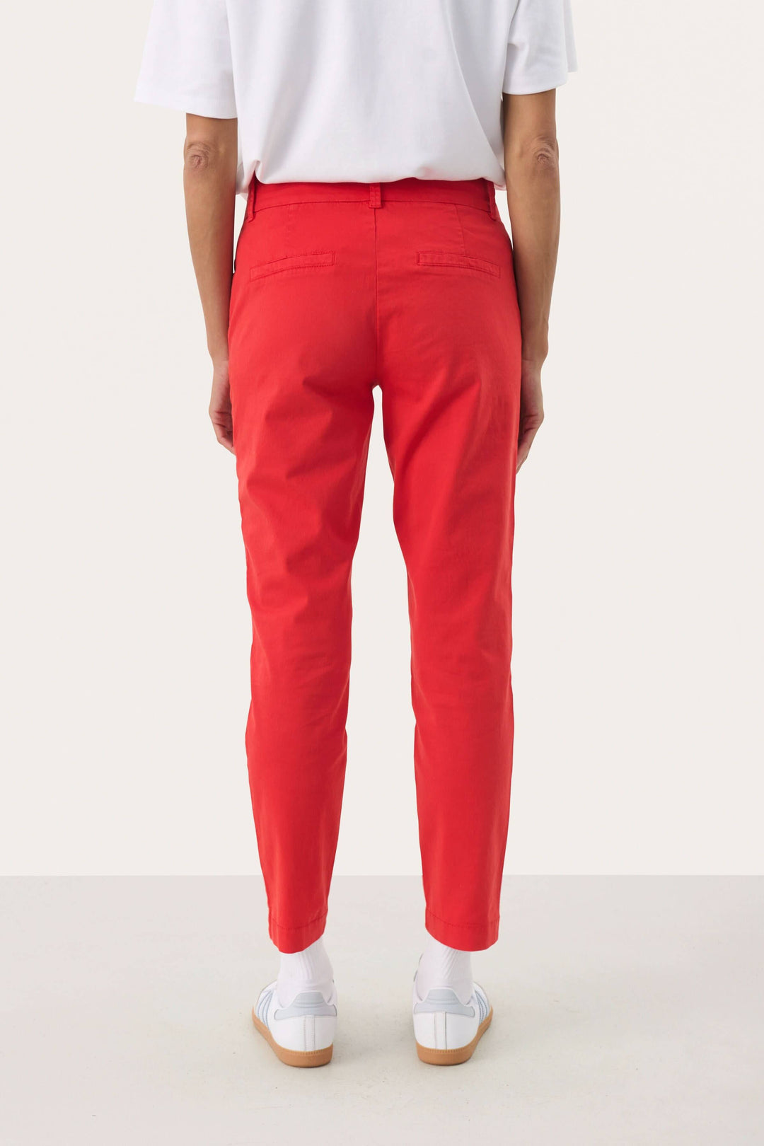 Pantalon chino Soffys rouge à coupe droite, vue arrière, style décontracté pour des occasions élégantes.