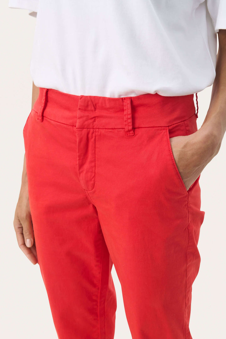 Pantalon chino Soffys rouge, coupe droite, taille classique, avec poches latérales, style décontracté et élégant.