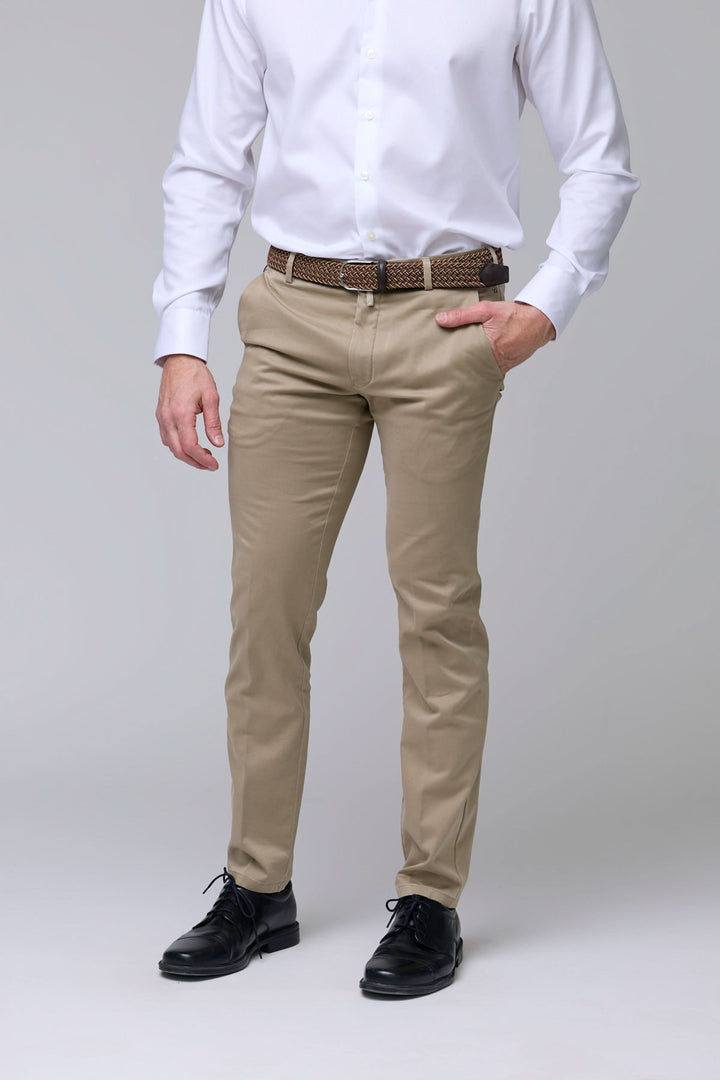 Homme portant un pantalon chino ajusté, élégant et confortable, avec un style moderne et professionnel, parfait pour une tenue décontractée.